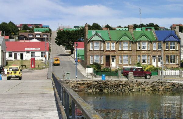 Aunque dejó profundas heridas en la población, la guerra benefició económicamente a los isleños. Con ella se estableció la zona de exclusión marítima y eso les permitió emitir permisos de pesca.  