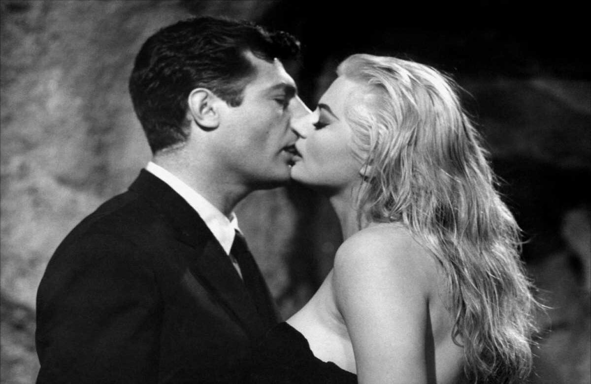 ‘La dolce vita’ (1960) La película clásica de Federico Fellini sigue al personaje de Marcello Mastroianni durante una serie de días y noches a lo largo de la Via Veneto de Roma en las que interactúa con todos los rangos de sociedad, pero en especial la alta, que vive ‘la vida dulce’. 