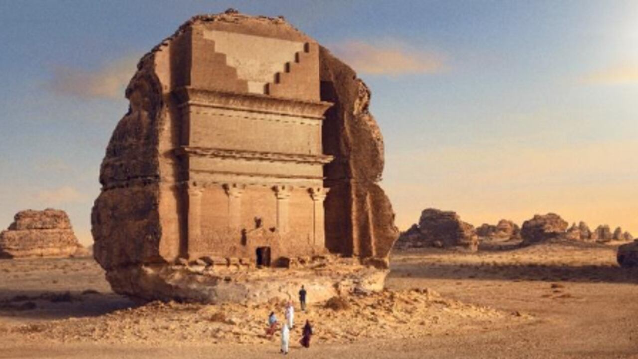 Alula, Arabia Saudita. Hegra, antigua ciudad, es conocida por sus más de 110 tumbas funerarias, notablemente bien conservadas y meticulosamente talladas en la roca del desierto, donde descansaba la élite nabatea.