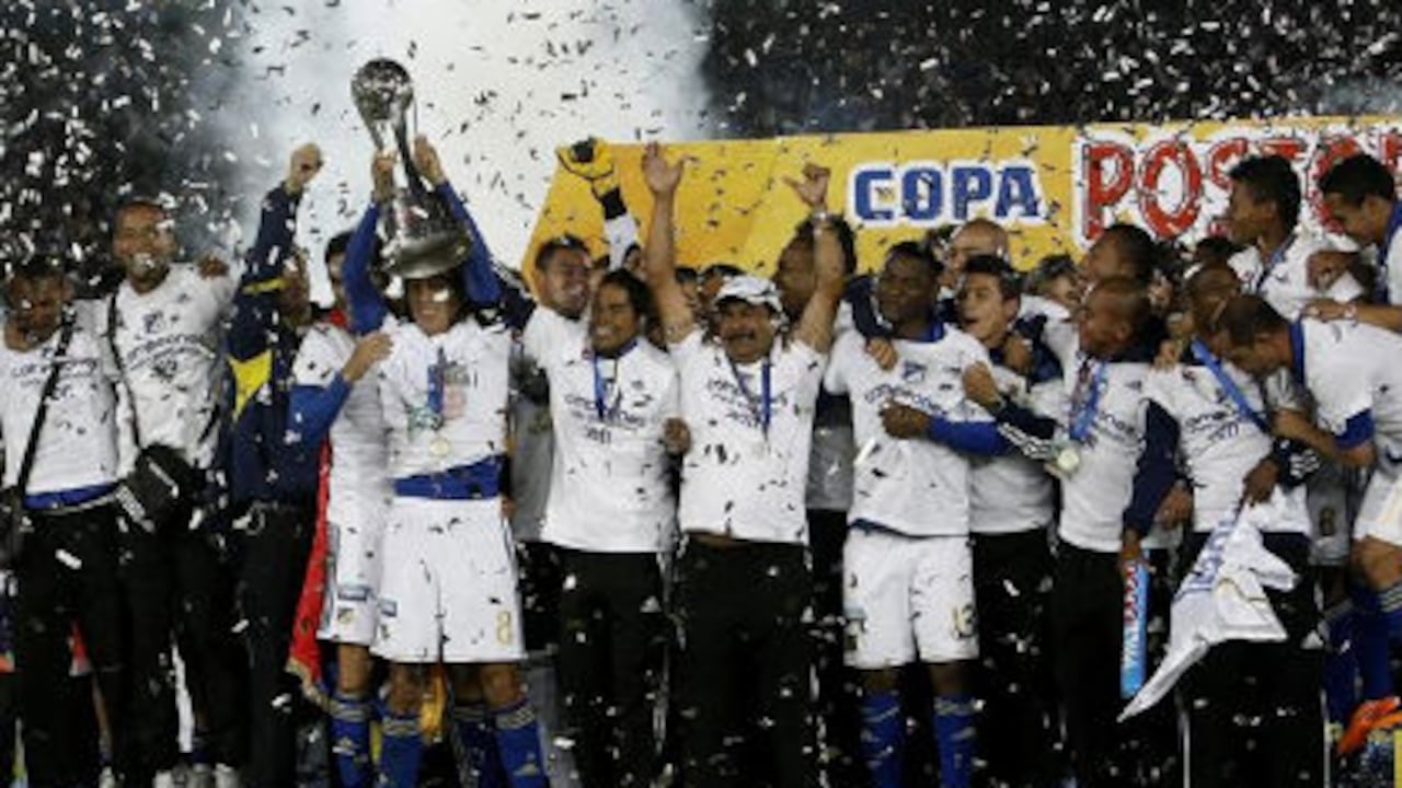 Jugadores de Millonarios celebran con el trofeo de campeones de la Copa Colombia después de vencer a Chicó en el estadio El Campín.