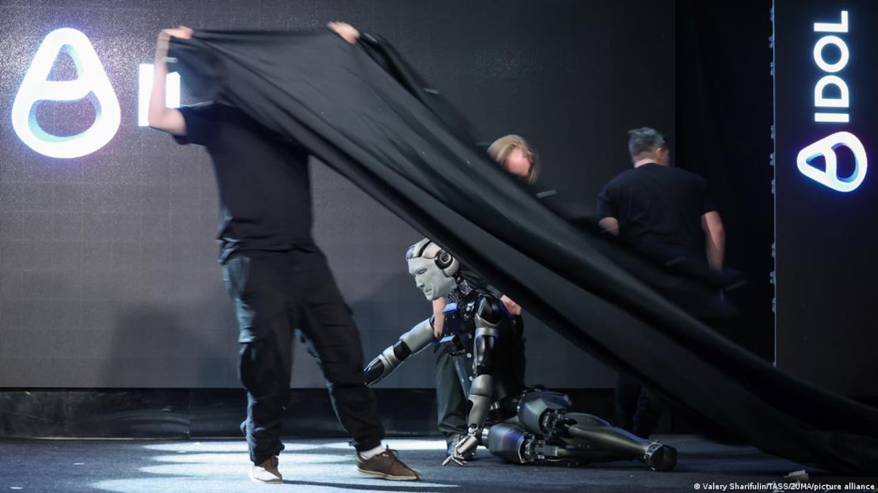 Momento de la caída del robot humanoide ruso