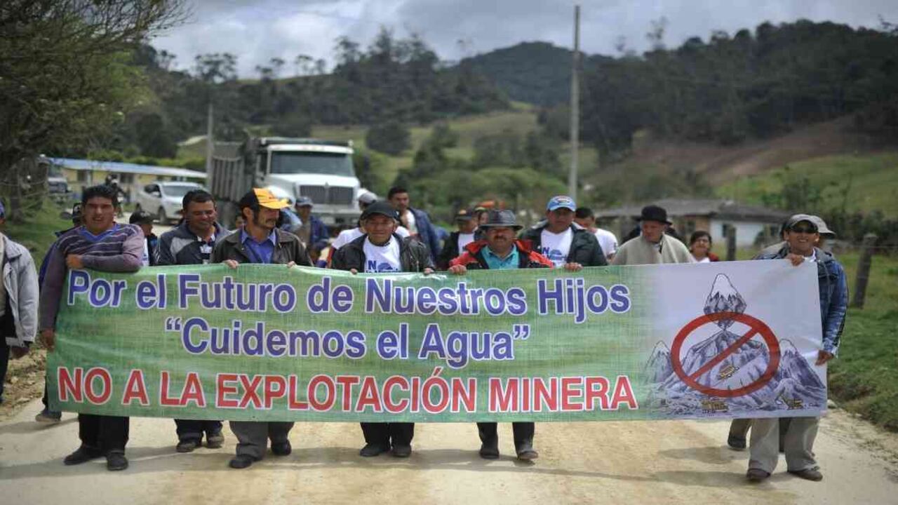 Habitantes de Sibaté salieron a protestar en contra de la minería y el fracking. Foto cortesía: Gustavo Torrijos/El Espectador.
