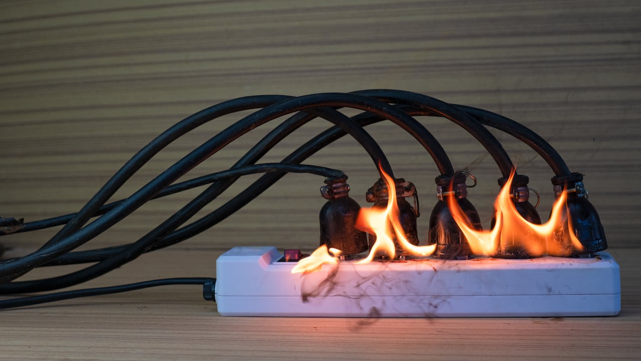 Un incendio por electrodomésticos es peligroso no solo por el daño potencial a la propiedad, sino también por el riesgo de lesiones graves.