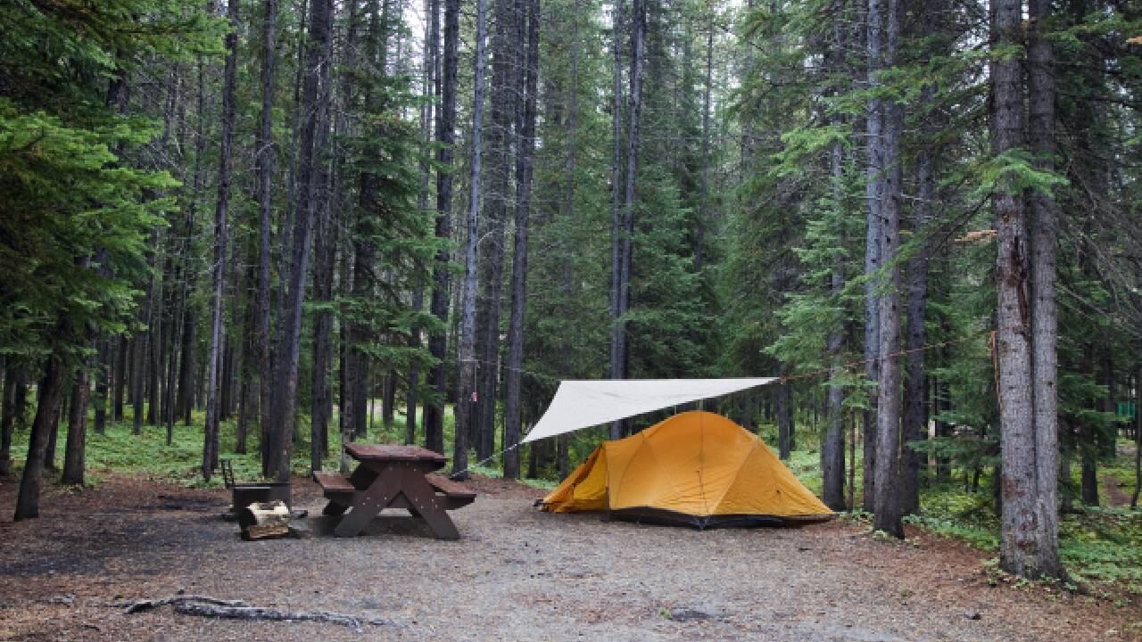 El desenlace fatal ocurrió el 5 de octubre de 2003, mientras la pareja estaba acampando (imagen de referencia, no alude al caso en mención).