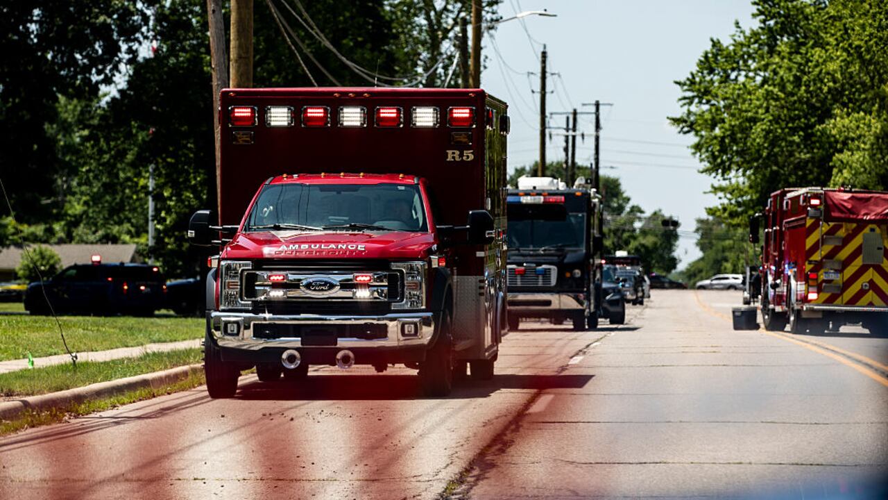 Varias ambulancias y patrullas policiales se presentaron en el lugar de un tiroteo en la Iglesia Comunitaria CrossPointe el 22 de junio de 2025 en Wayne, Michigan.