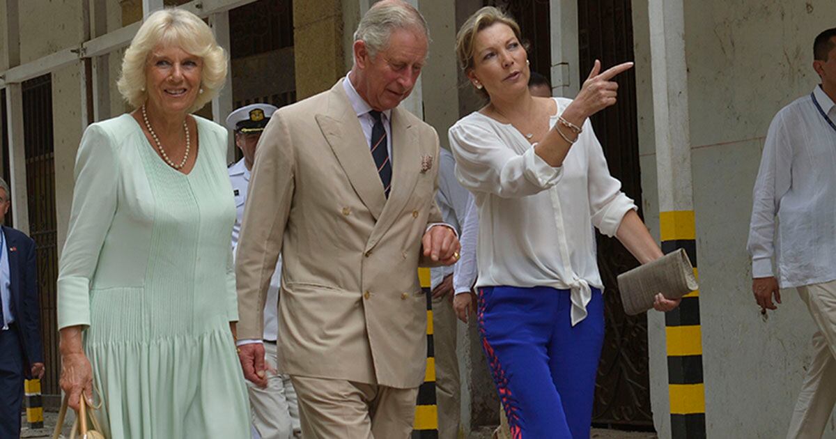 El entonces príncipe de Gales en compañía de su esposa, Camila Parker, en su visita a Colombia de 2014. Junto a ellos, María Clemencia Rodríguez de Santos, la esposa del expresidente Juan Manuel Santos.