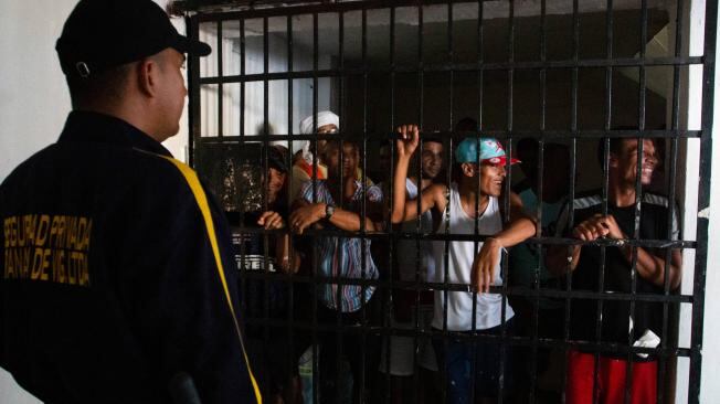 Empresas privadas custodian las cárceles.