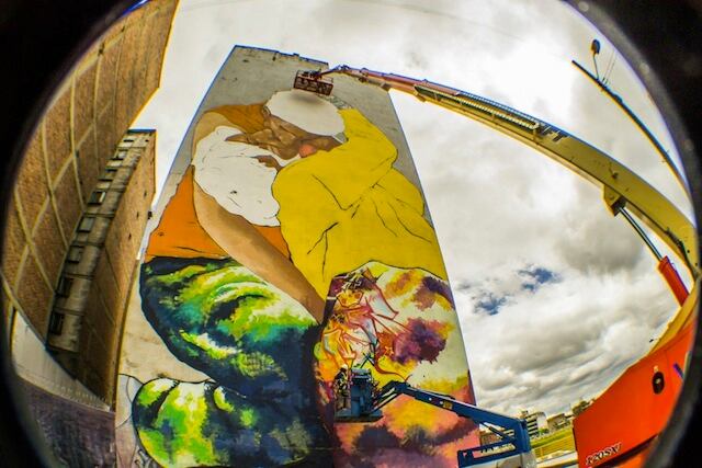 'El beso de los invisibles', un mural inspirado en una fotografía del reportero gráfico Héctor Fabio Zamora y realizado por Vértigo Graffiti.