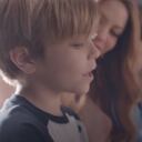 Fotograma, 1:08, video de 'Acróstico', canal de Youtube Shakira. Sasha aparece cantando en el más reciente video de Shakira. 'Acróstico' es una dedicatoria a sus hijos.