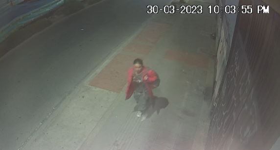 Nicol Salomé Rubiano Torres caminando por el barrio Tintalito.