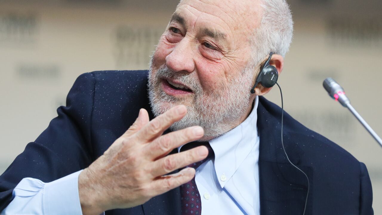 Las políticas “hostiles” de Estados Unidos hacia China podrían dividir el mundo en dos bloques, advirtió el Nobel de Economía Joseph Stiglitz.
