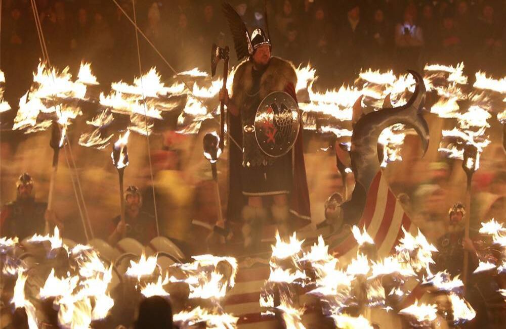 Como de película, miembros del Escuadrón Jarl en Lerwick, Escocia, realizan el Up Festival Helly Aa Viking, un festival con fuego que celebra la herencia nórdica de Shetland, el 28 de enero de 2020. Este festival se originó en la década de 1880. Foto: Andrew Milligan/ PA a través de AP. 