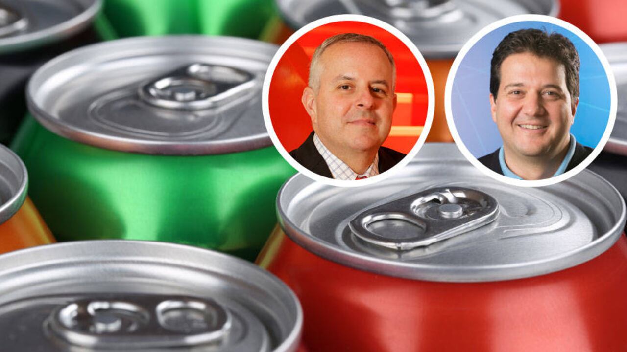 Nuevos productos, empaques y tamaños hacen parte de las estrategias adoptadas por las empresas de bebidas. A la izquierda, Roberto Mercadé, presidente para Latinoamérica Centro de Coca-Cola; a la derecha, Juan David Vélez, vicepresidente de Generación de Demanda de Postobón.