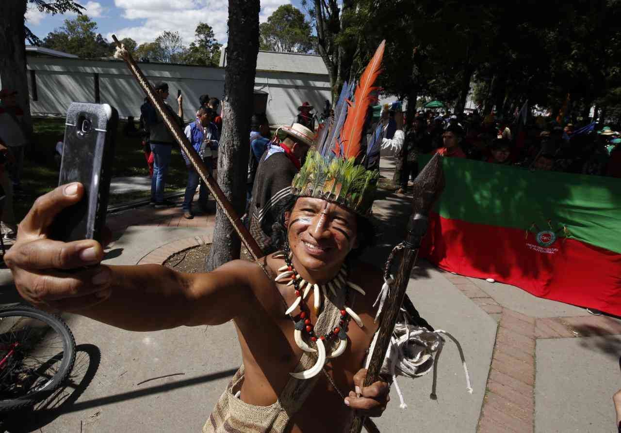 Luego de varios días de viaje, los miembros de la Guardia Indígena llegaron a Bogotá para sumarse al paro nacional. Fotos: Guillermo Torres y León Darío Peláez.
