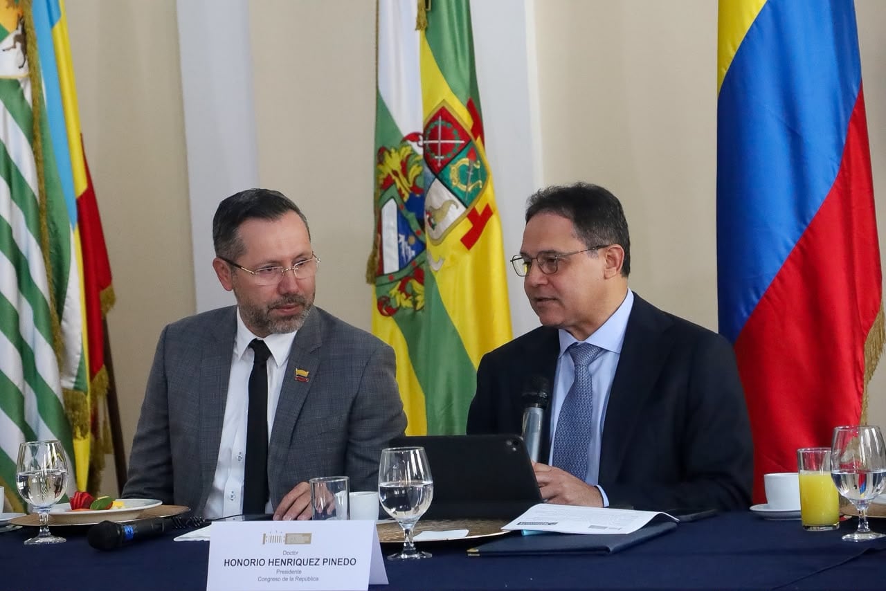 Reunión del Minvivienda con el Centro Democrático