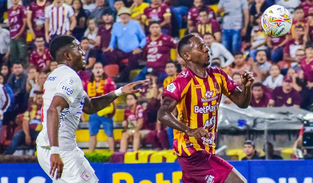 Balón disputado que terminó en el primer gol de Tolima en el 2023.