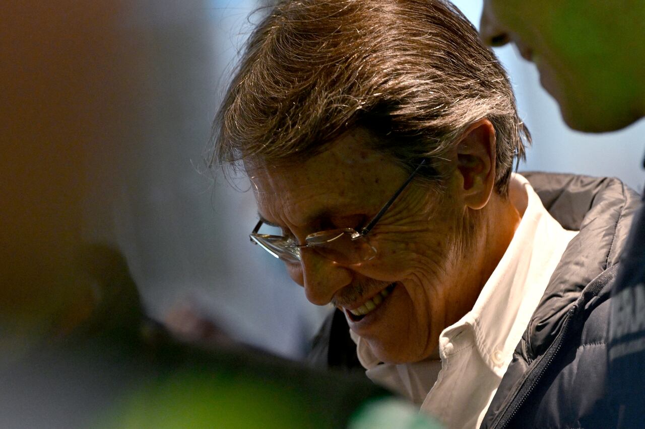 “Yo quiero mucho a los colombianos. Yo no estoy arrepentido de lo que hice porque este caso me lo montaron. Yo en el pasado me sometí a la justicia, pero este caso me lo montaron”, aseguró.