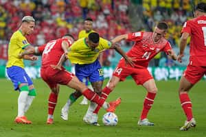 Gabriel Jesus de Brasil, centro, lucha por el balón con Granit Xhaka de Suiza, segundo a la izquierda, y Michel Aebischer durante el partido de fútbol del grupo G de la Copa Mundial entre Brasil y Suiza, en el Estadio 974 en Doha, Qatar, el lunes 28 de noviembre de 2022 Brasil ganó 1- 0. (Foto AP/Ariel Schalit)
