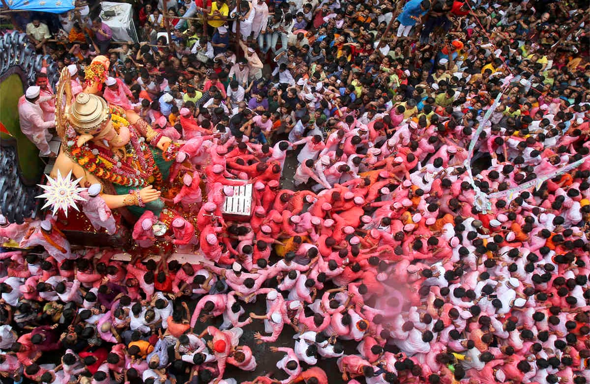 Devotos participan en una procesión con una gran estatua del dios hindú Ganesha en Mumbai, India, el jueves 12 de septiembre de 2019. Cada año, millones de hindúes sumergen a los ídolos de Ganesha en los océanos y ríos en los diez días de duración del festival Ganesh Chaturthi, que celebra el nacimiento de Ganesha. (Foto AP / Rafiq Maqbool)