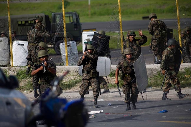 El grupo antimotines esperaba ansioso...