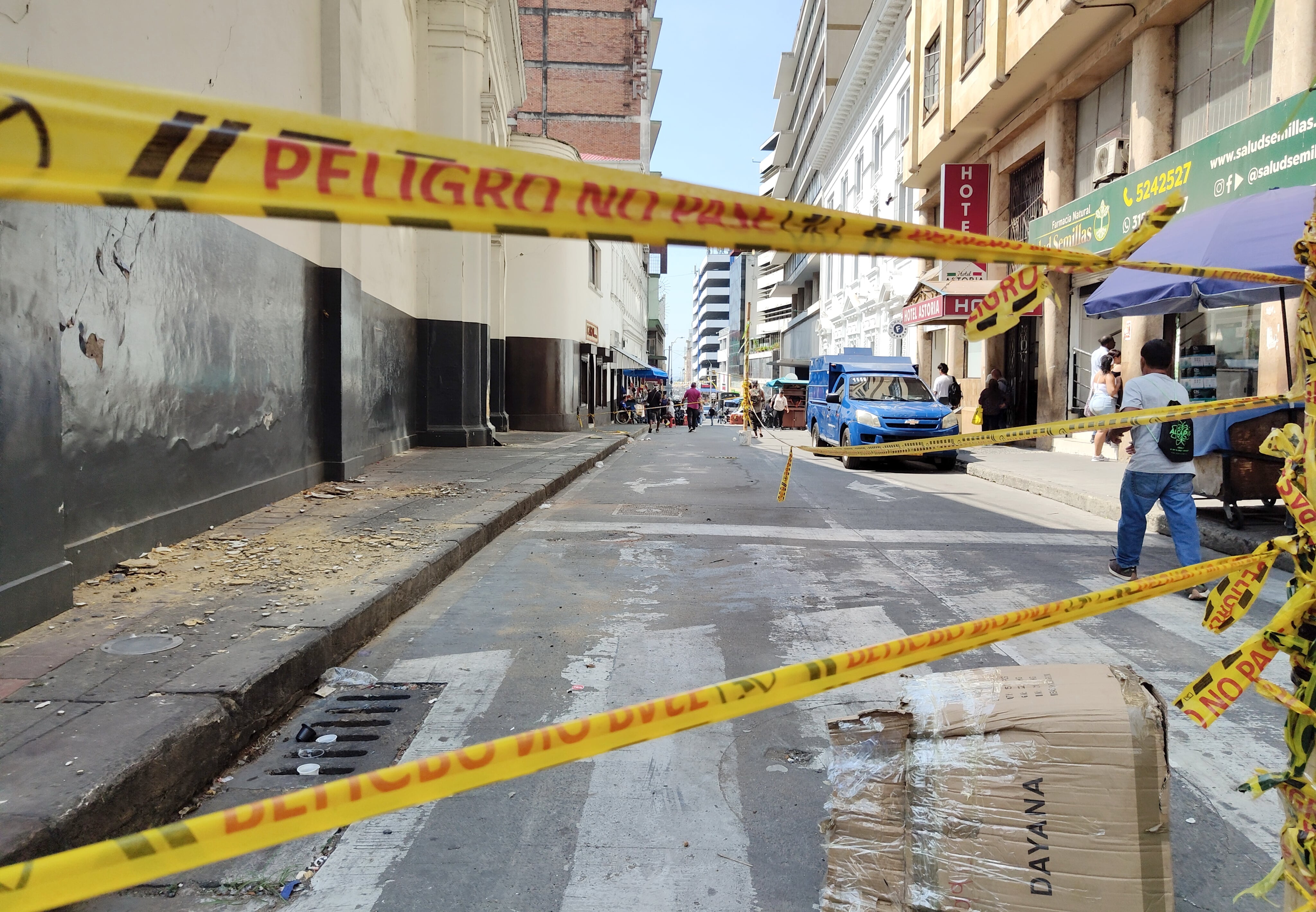 La crisis económica e infraestructural que golpea al centro histórico de Cali tras el devastador terremoto de magnitud 7.4 del pasado 10 de agosto ha encendido las alarmas entre comerciantes y autoridades. La icónica Catedral de San Pedro Apóstol, que sufrió graves fallas estructurales, comprometiendo principalmente su cúpula y cubiertas, hizo que la Alcaldía de Cali y la Secretaría de Movilidad establecieran cierres preventivos y restricciones viales estrictas en los alrededores, ante el inminente riesgo, lo que ha afectado gravemente al comercio, que pide a la alcaldía no dejarlos solos.