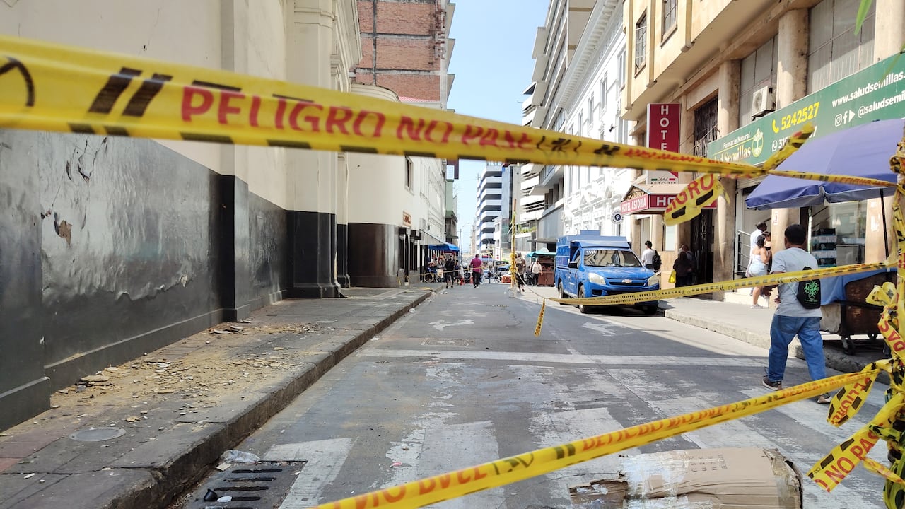 El centro histórico de Cali está sufriendo una crisis económica e infraestructural debido al terremoto del 10 de agosto. Esta situación preocupa a comerciantes y autoridades. El comercio pide a la alcaldía no dejarlos solos debido a los cierres preventivos y restricciones viales establecidos en los alrededores de la Catedral de San Pedro Apóstol por graves fallas estructurales.