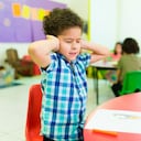 Los niños con autismo tienden a no responder cuando los llaman por su nombre, evitar el contacto visual y mostrar indiferencia frente a otras personas.