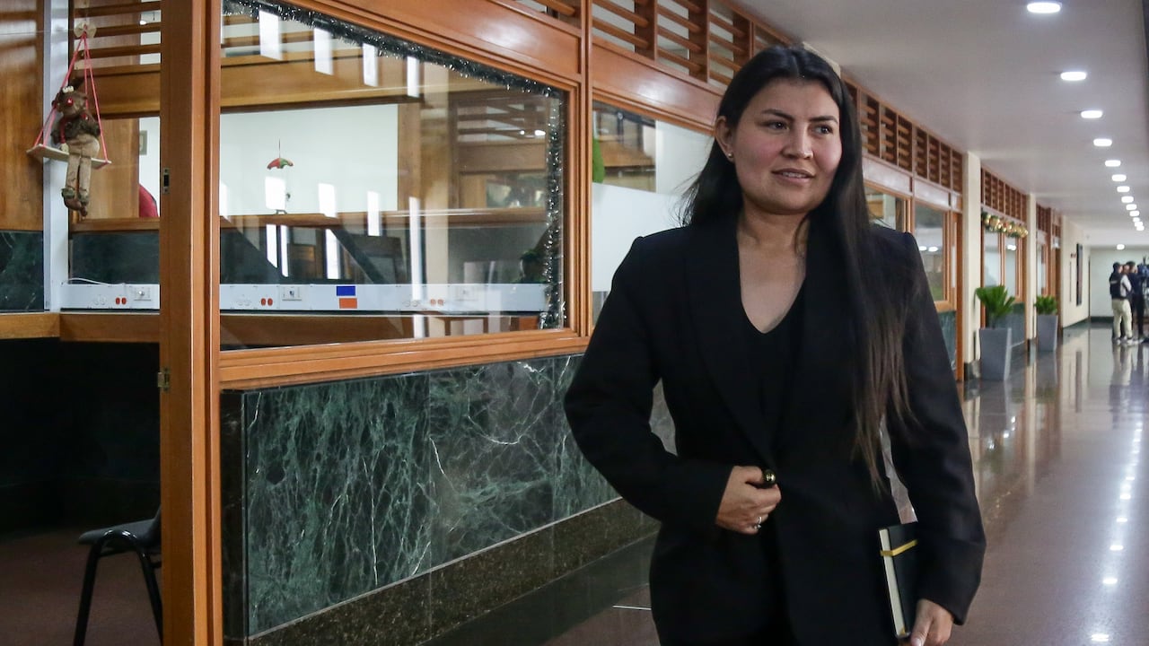 Bogotá. Diciembre 02 de 2024. La representante Karen Manrique en compañía de su abogado defensor, Andrés Garzón compareció ante la Corte Suprema de Justicia como parte de la investigación por el escándalo de corrupción en la Unidad Nacional para la Gestión del Riesgo de Desastres UNGRD. Durante la diligencia de indagatoria, ejerció su derecho a guardar silencio. (Colprensa - Catalina Olaya)