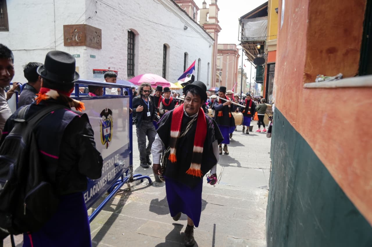 Bogotá. Abril  21 de 2026. Al ministerio de Relaciones Exteriores miembros de la comunidad indígena Misak llegaron para tener un diálogo con el Gobierno Nacional.