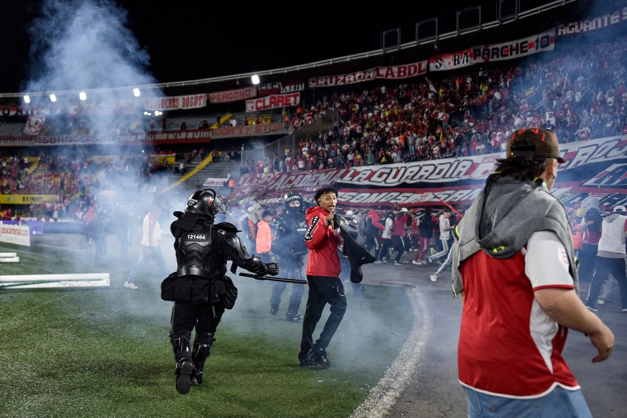 Fotos de la gresca que se presentó en el estadio El Campín y requirió la intervención del ESMAD