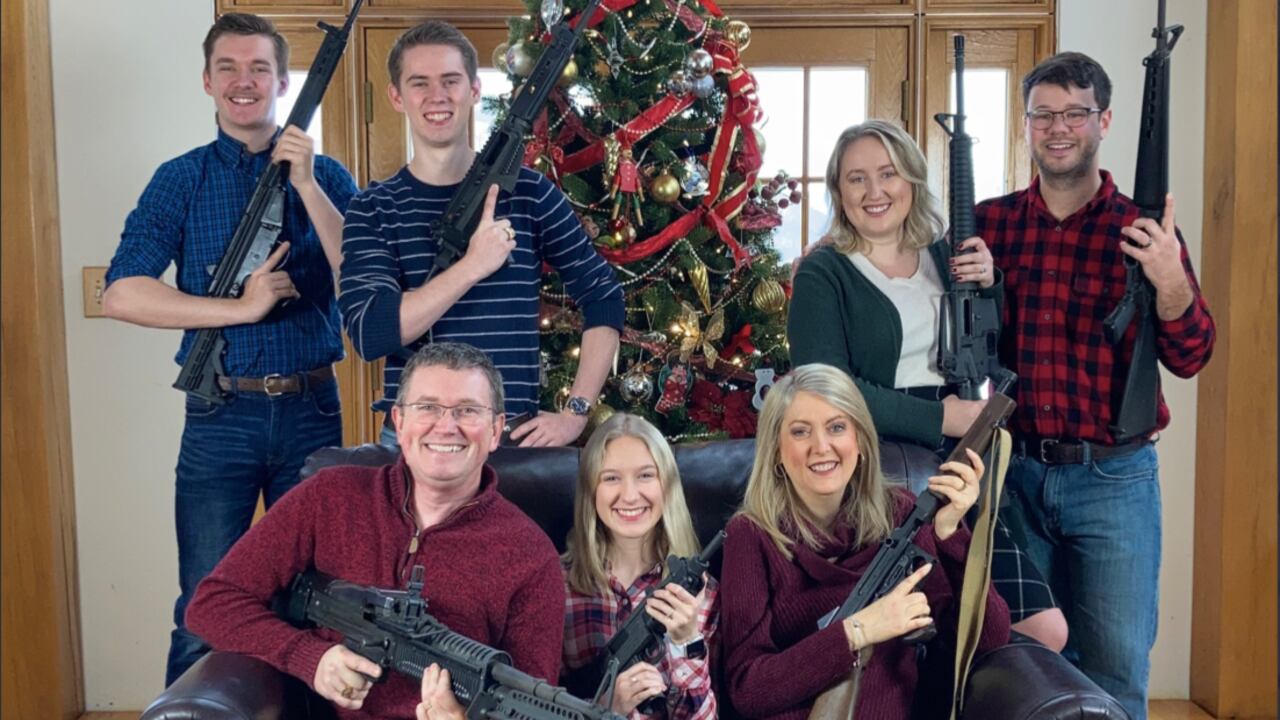 Congresista de Estados Unidos causó revuelo en Twitter luego de publicar una foto familiar junto a un árbol de navidad en donde todos los miembros de su familia empuñaban un arma de fuego