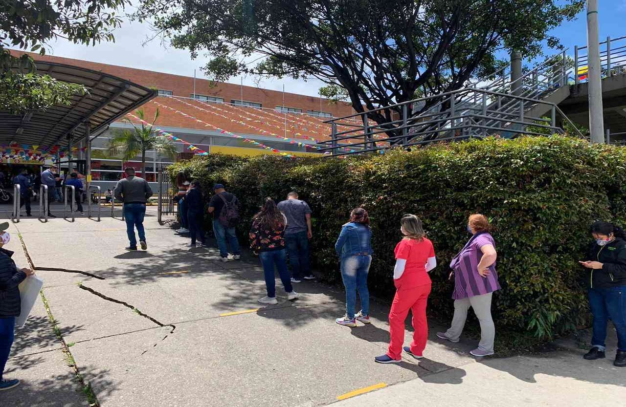 De todas formas, la medida del pico y cédula ni los horarios de apertura de los establecimientos impidieron que los compradores madrugaran a hacer fila.