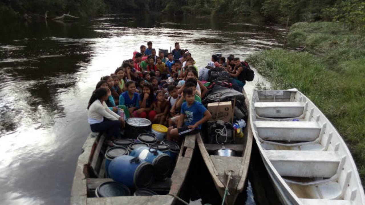 Los estudiantes recorren en lancha el río Apaporis para llegar a su colegio. Foto: María Quecán.