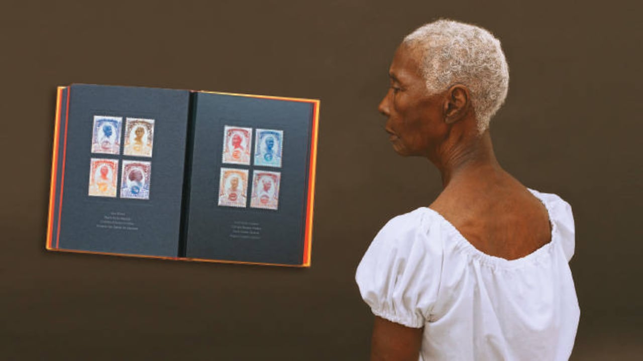 Gracias a Dominga Torres nació ‘Tejiendo calle’. Su historia motivó a la artista a retratarla a ella y a otras 49 vendedoras ambulantes con una estética distinta a como los turistas las fotografían.