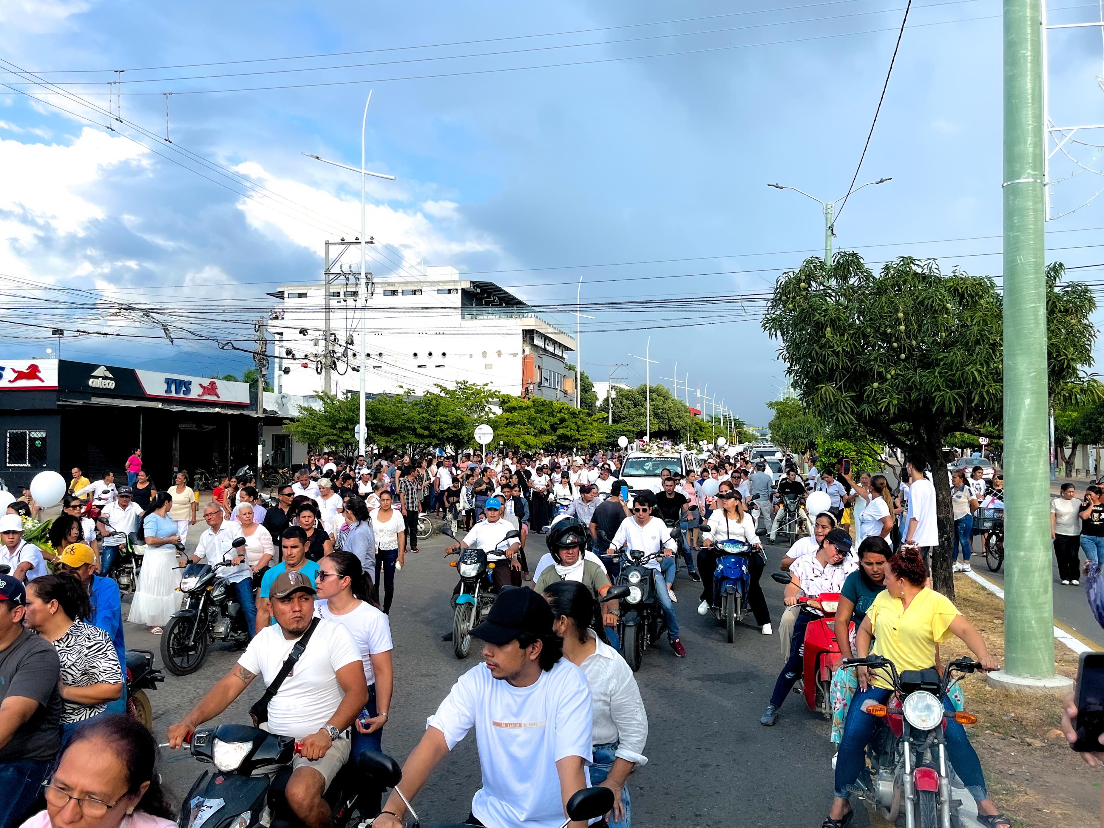 El velorio, que comenzó en la tarde del jueves, se desarrolló en un ambiente solemne y de profunda tristeza.