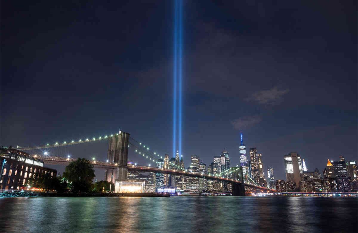En el aniversario 18 de los ataques del 11 de septiembre sobre el World Trade Center y el Pentágono, The Tribute Light brilla en el cielo sobre el horizonte de Manhattan, el 11 de septiembre de 2019 en Nueva York. (Foto de Johannes EISELE / AFP)