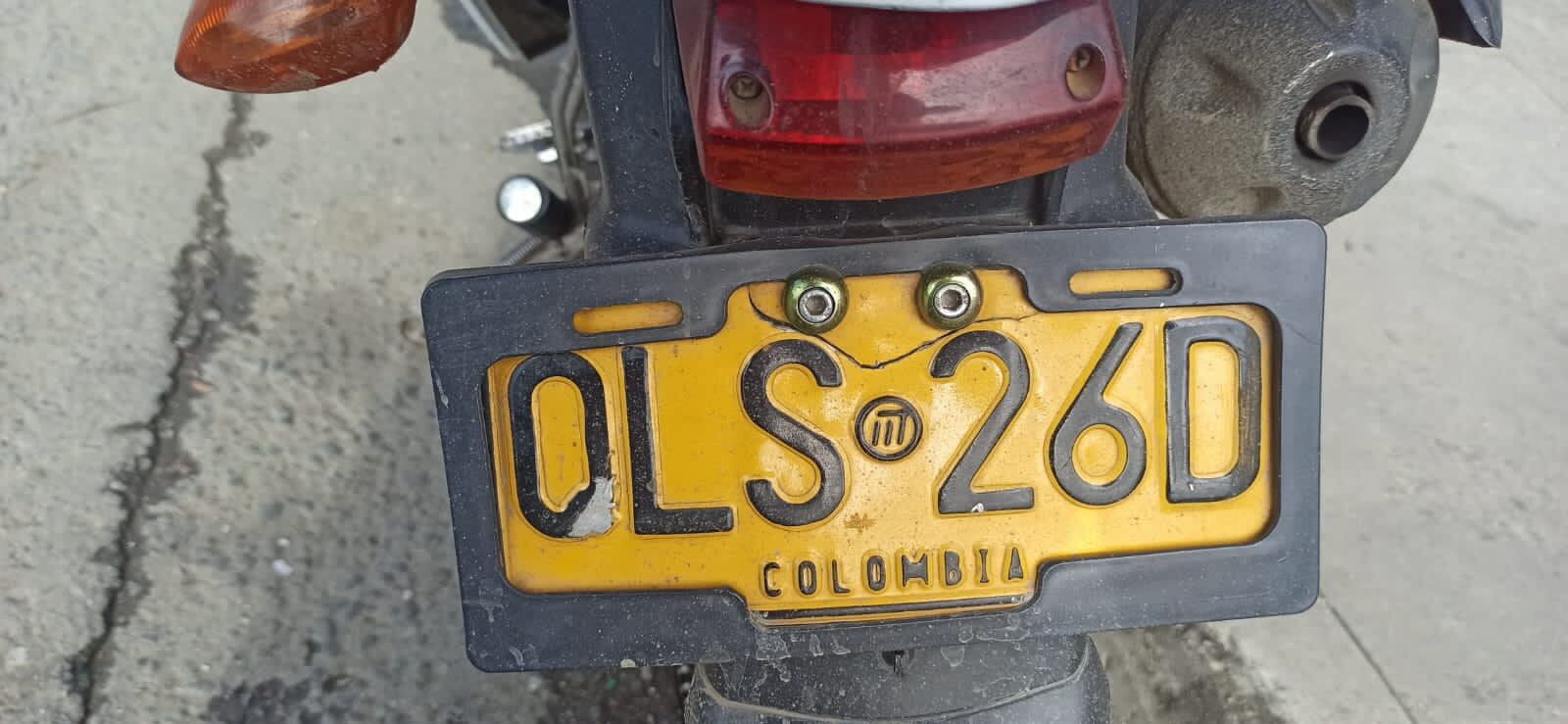 Esta es la placa de la motocicleta que usaba el falso guarda de tránsito.