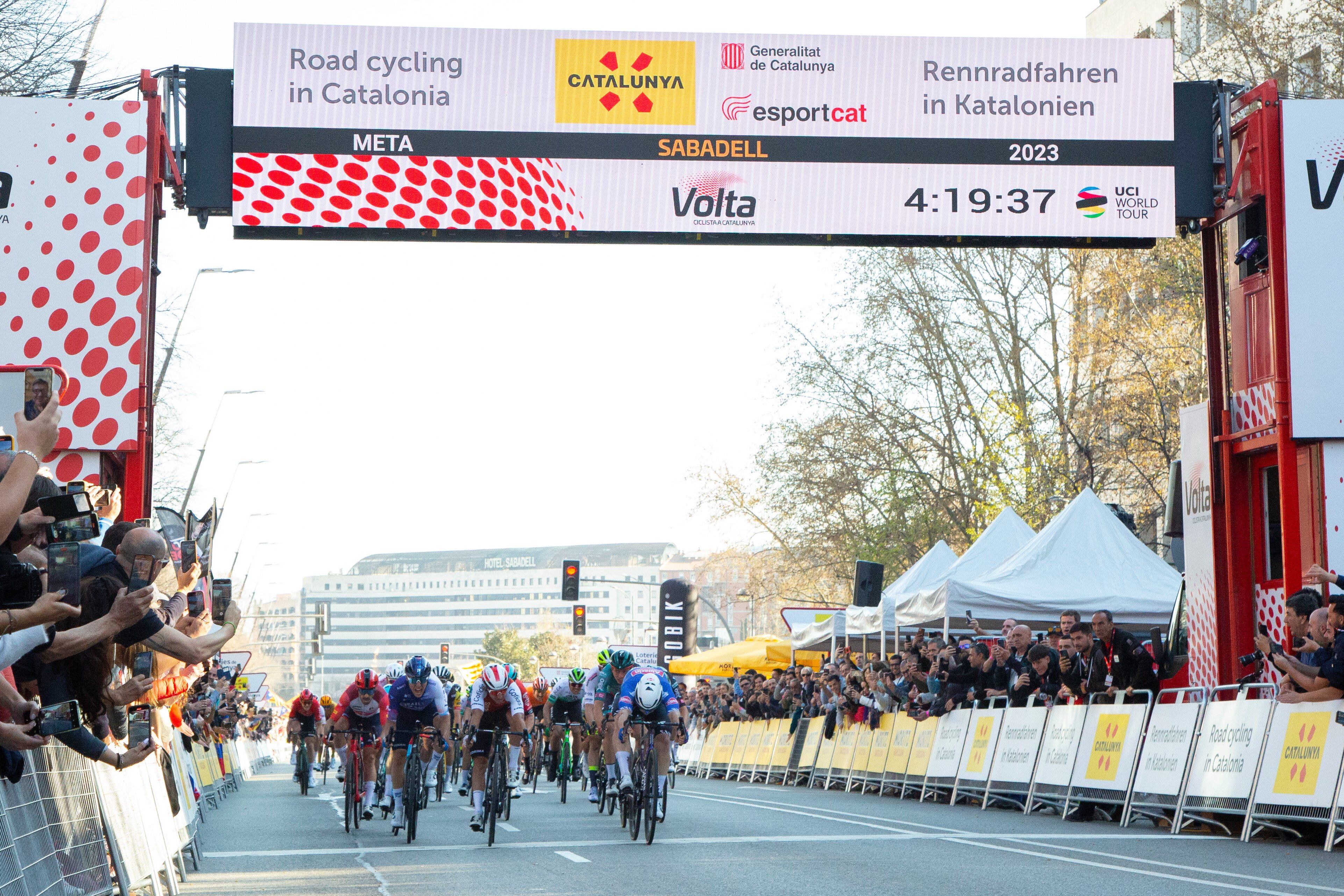 Groves cruzando la meta en primer lugar