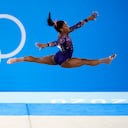 Simone Biles, de Estados Unidos, realiza su rutina de ejercicios en el piso durante las calificaciones de gimnasia artística femenina en los Juegos Olímpicos de Verano de 2020, el domingo 25 de julio de 2021 en Tokio. Foto: AP / Ashley Landis.