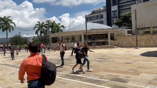 La Alcaldía de Bucaramanga fue evacuada por seguridad.