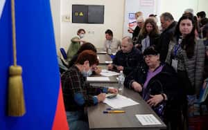 El referendo se lleva a cabo en cuatro regiones de Ucrania que fueron ocupadas por el ejército ruso. (Photo by STRINGER / AFP)