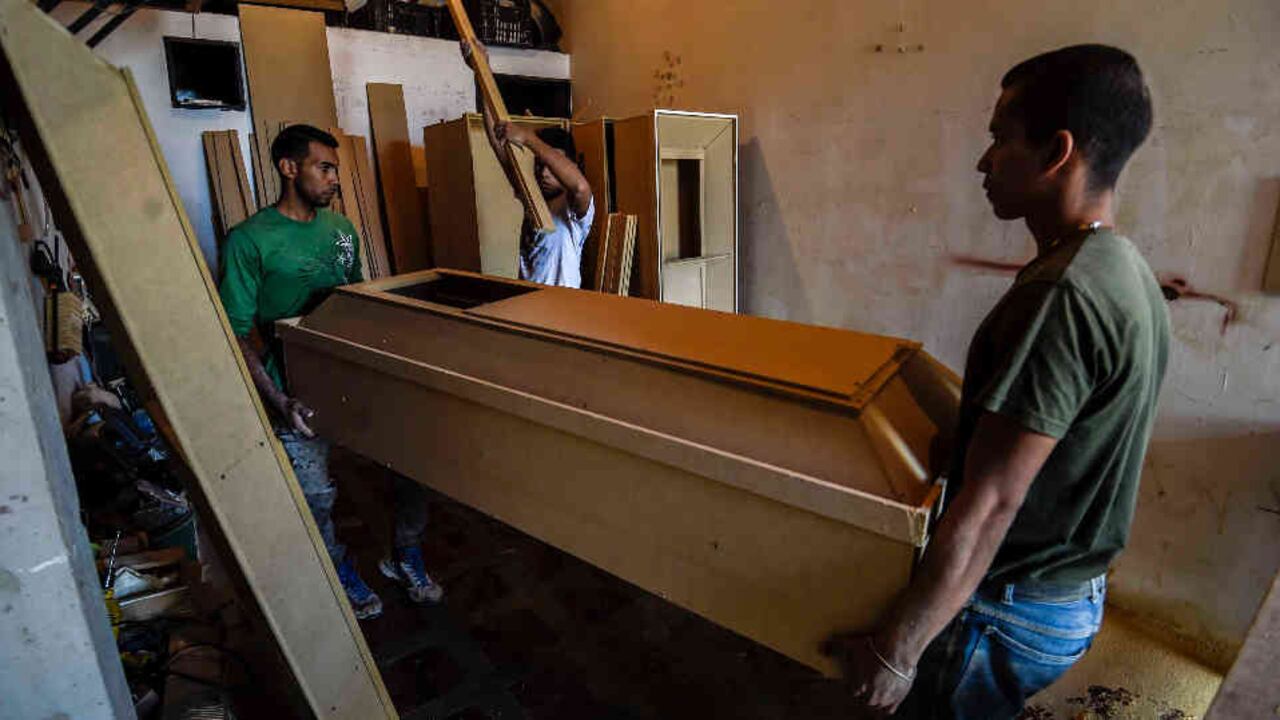 Los argentinos aseguran que ya no les alcanza ni siquiera para enterrar a sus muertos.