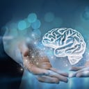 Medico se muestra en las manos del cerebro sobre un fondo borroso.