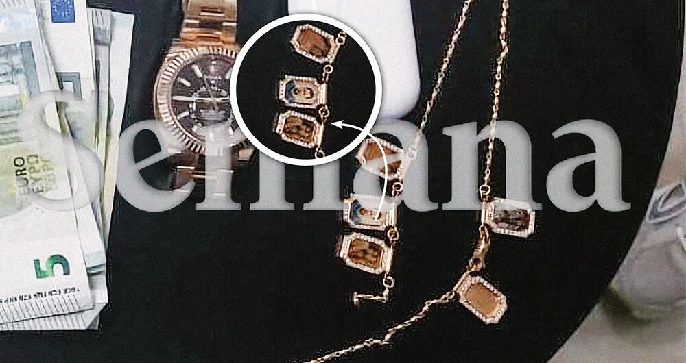    SEMANA obtuvo la foto del relicario de oro que portaba Sebastián Meneses el día de su captura y que tenía las fotos de su papá –alias Don Mario–, su mamá, su hermana y una reconocida modelo con la que habría sostenido una relación sentimental en el pasado.