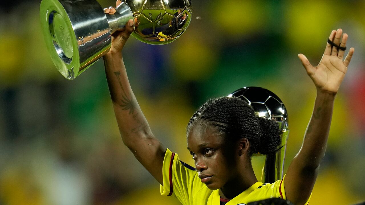 Linda Caicedo recibió el trofeo a la mejor jugadora de la Copa América Femenina 2022