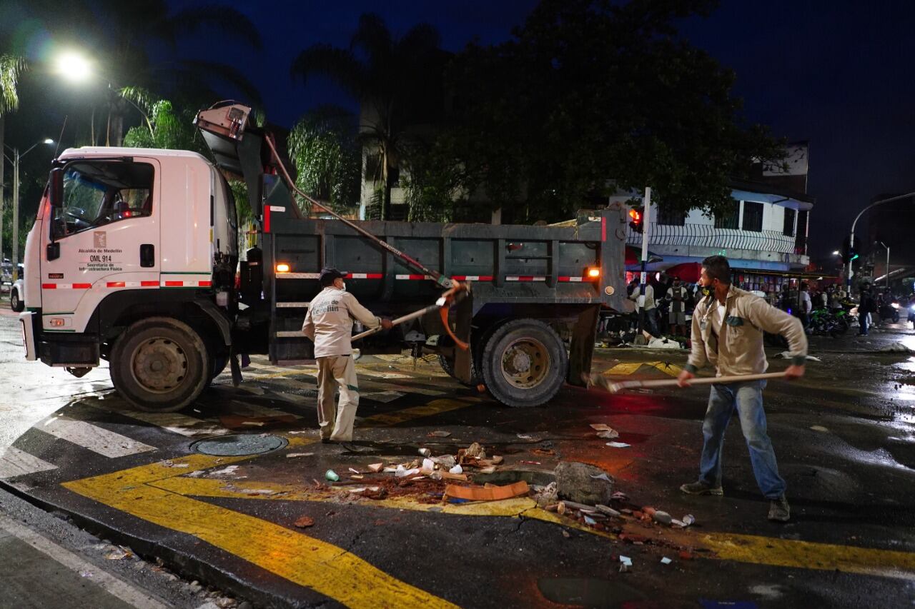 Tierra se tragó una parte de la vía en Medellín; autoridades culpan a las lluvias