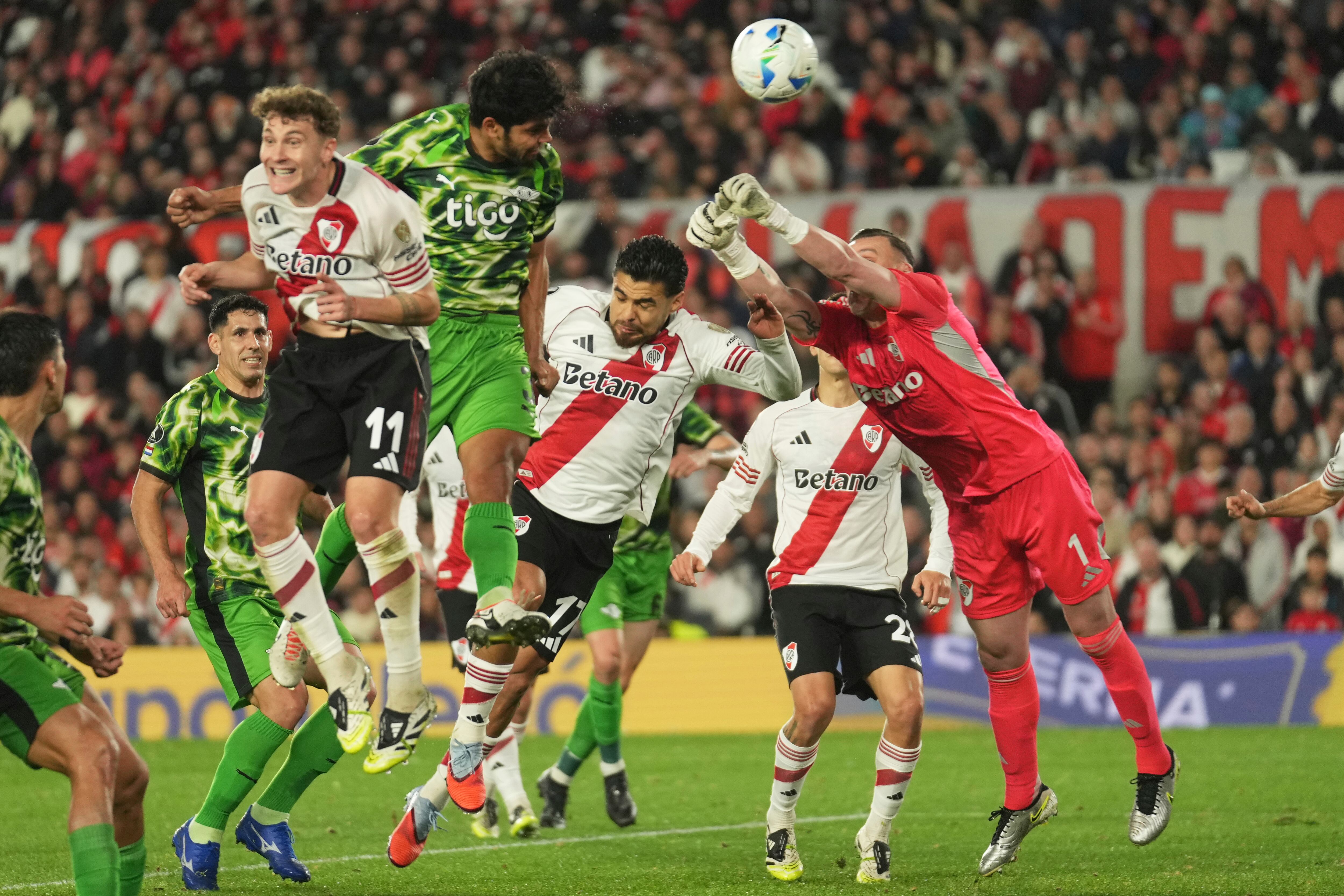 Partidazo entre River Plate y Libertad, por los octavos de final de Libertadores, en Buenos Aires.