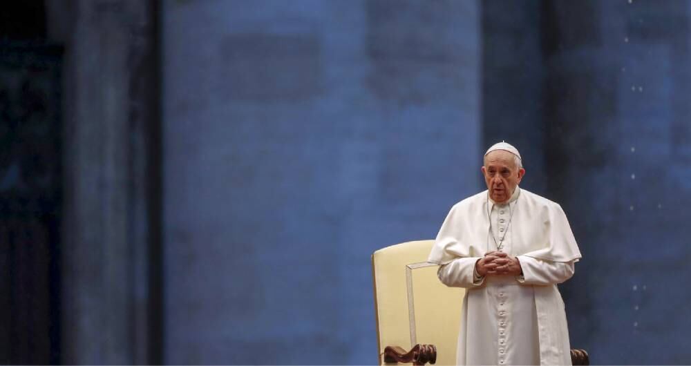Durante la pandemia, el papa puso a la humanidad a los pies de la cruz de Jesús, y pidió la intercesión de la virgen desata nudos para que el  mundo pudiera pasar ese difícil momento.  Foto: Yara Nardi / AFP