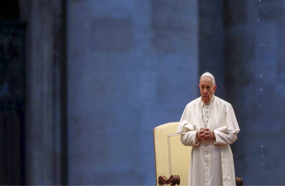 El obispo de Roma pidió ''remar todos juntos'' para salir de la emergencia sanitaria que ha cobrado la vida de miles en todo el mundo. Hizo un llamado a la solidaridad para que los gobiernos se unan y trabajen conjuntamente para contener la pandemia. Foto: Yara Nardi / AFP