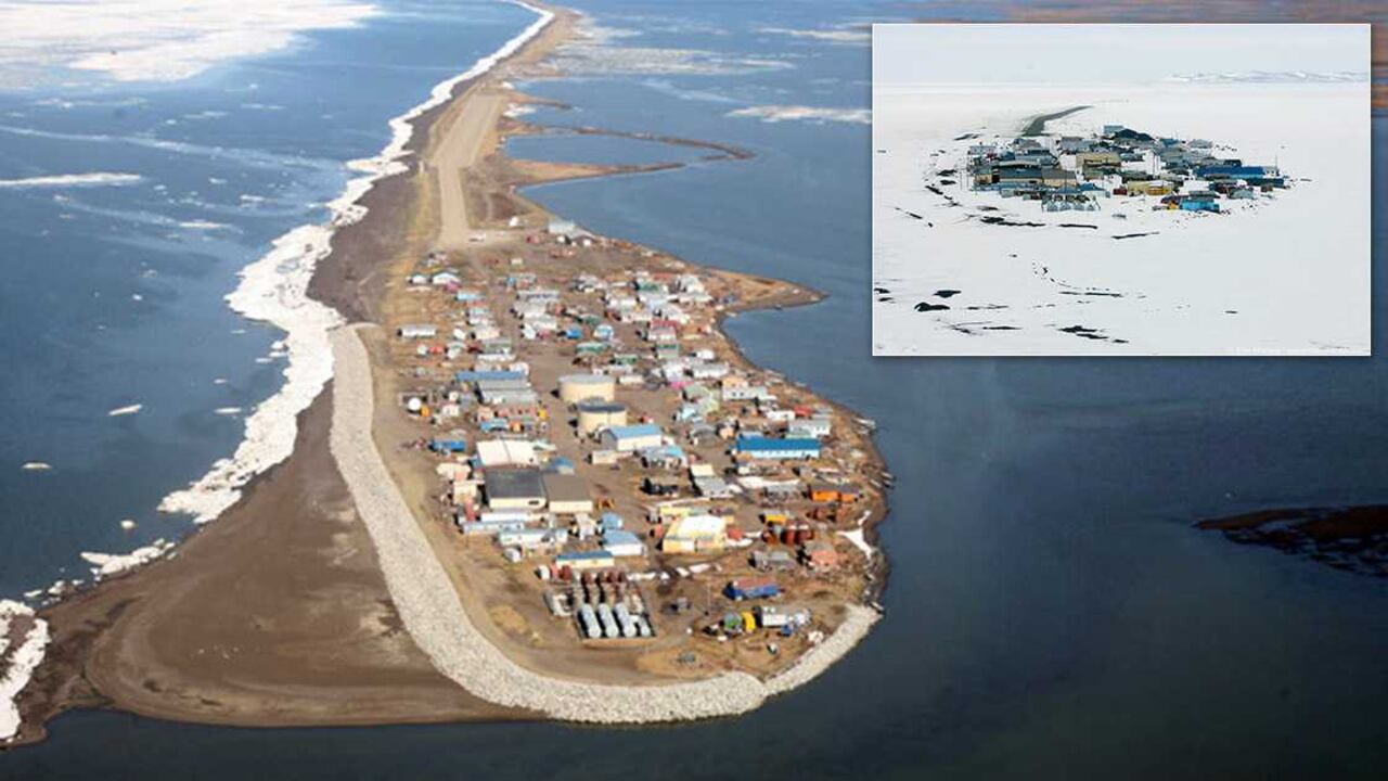 Así luce actualmente la aldea, arriba se puede ver cómo era antes de que todo el hielo se derritiera.